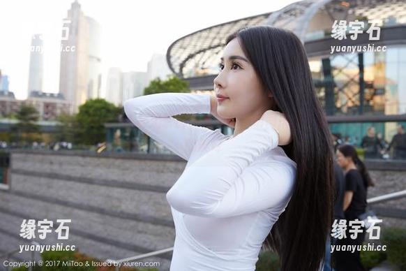 MiiTao蜜桃社 - E杯奶茶的清纯照片，瞬间捕捉了那份不经意的美好-缘宇石