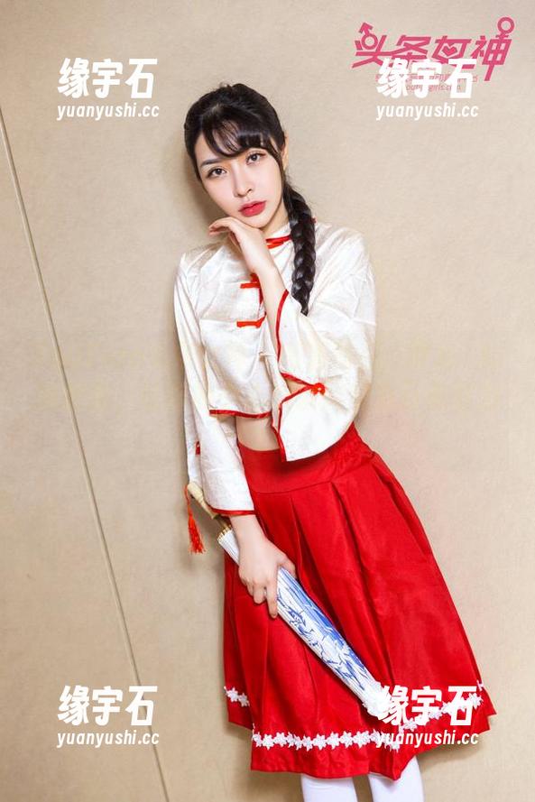 TouTiao头条女神 - 高清亮点：梦心玥的绿肚兜，让你的小心脏瞬间变为万有引力！-缘宇石
