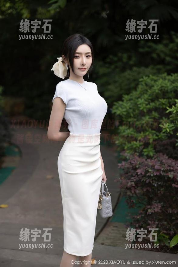 XIAOYU语画界 - 图库里的Emily顾奈奈酱镂空瞬间，真是光影下的迷离诱惑。-缘宇石