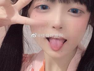 微博上的佳佳酱ovo：36套私拍合集，原图里流露的微妙情愫又是什么？