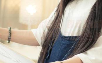 头条女神 - 何娇娇校服：图册里的青春气息，居然让人想起自己的学生时代