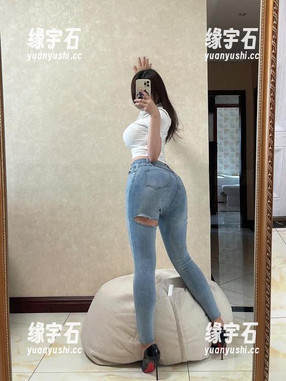 微密圈 - 奶宝妹纸的丝袜最新套图更新：这就是我每天的快乐来源！-缘宇石