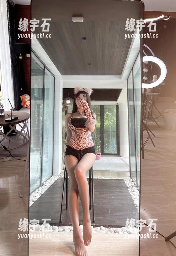 微密圈 - 图集小玉吃果冻的职业装：隐隐约约，却又让人想多一点！-缘宇石