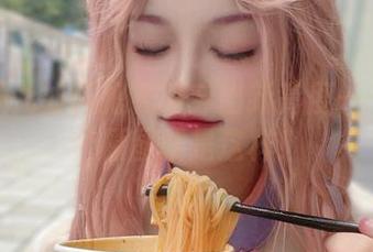 看戚顾儿如何把礼服穿出新高度——另一个原图就是这样！