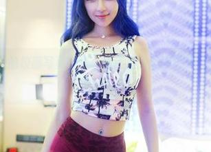 推女郎 - 杨伊的校服写真时刻：图库里的风华正茂，引发无限遐想！