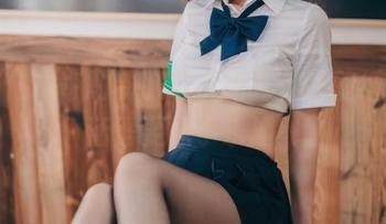 让杏仁曲奇的制服写真点亮你的壁纸，生活需要点小乐趣！