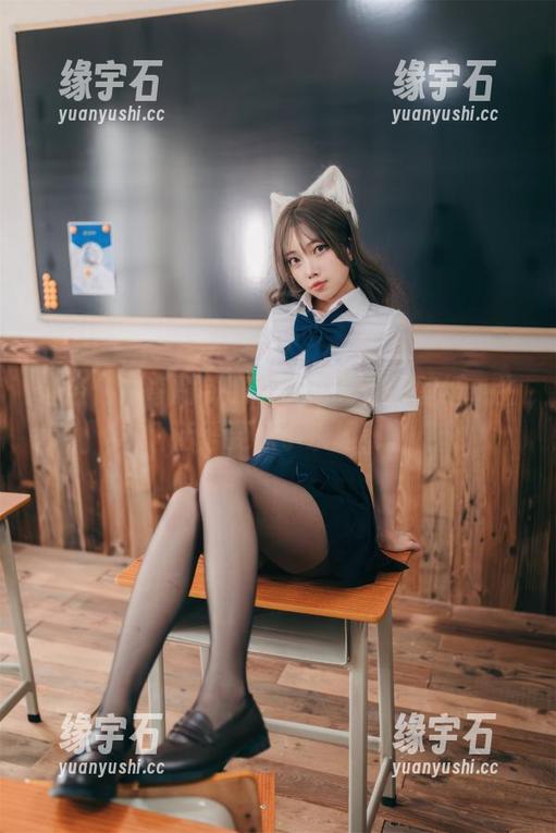 让杏仁曲奇的制服写真点亮你的壁纸，生活需要点小乐趣！-缘宇石