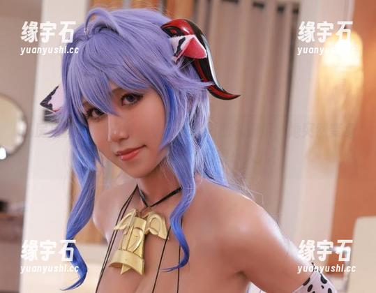 私房写真+桜满三时：穿上圣路易斯礼服后，她突然变身时尚教主，真是个万变小人儿！-缘宇石