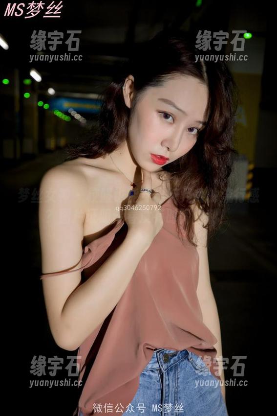 梦丝女神 - 校服也能穿出花月舞的流行感？图片证明青春没有时间限制！-缘宇石