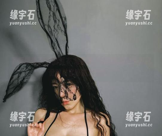 下载樱晚gigi的清衣.池套图，肆意妄为地享受这份难以言喻的轻盈感。-缘宇石