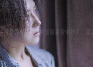樱晚gigi的学姐私房写真：被学姐的姿势学坏了，摔了一跤哈哈！