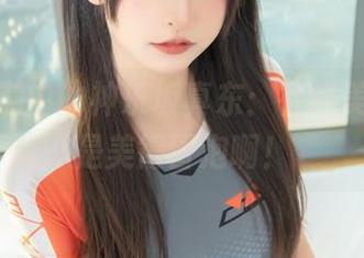 泳池涟漪中的神乐坂真东：在线美图，真是美得冒泡啊！