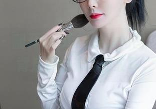 秀人网 - 翻开sophie余冰的图册，白裙背后那些未说的故事