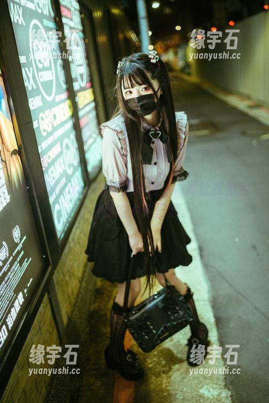 看落落Raku的裸足原图，瞬间让我想起了浪漫的海边日落。-缘宇石