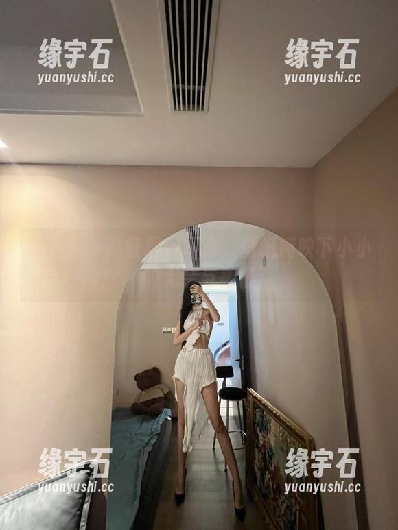 微密圈 - 葛征居家写真：壁纸掩映下小小的无奈与柔情-缘宇石