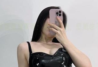 微密圈 - 铁锤姐姐来袭：就这姿势，壁纸也不敢跟她抢风头！