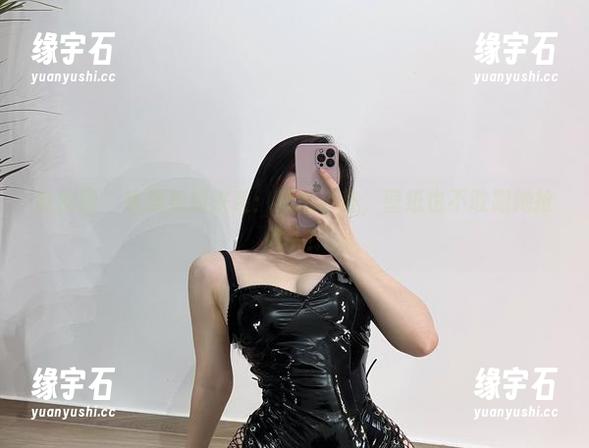 微密圈 - 铁锤姐姐来袭：就这姿势，壁纸也不敢跟她抢风头！-缘宇石