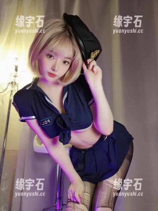 雯妹不讲道理的泳池美图精选，潜水还是浮起来都无所谓，反正好看就是赢家！-缘宇石