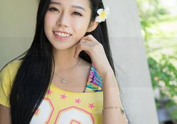 青豆客 - 这套图中的嘉宝贝儿Vetiver和连衣裙，绝对是‘心动’的双重加持！