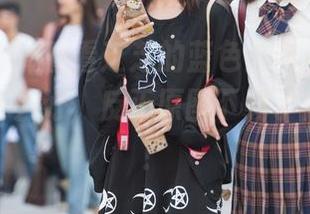 魔镜街拍 - 看看芝芝的蓝色泳衣，让我不知道说什么好，反正原图下载了肯定没错！