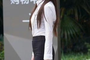 魔镜街拍资源独家：灰色紧身长裙，谁能抵挡这种低调的魅力？
