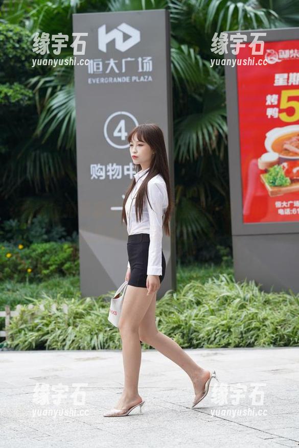 魔镜街拍资源独家：灰色紧身长裙，谁能抵挡这种低调的魅力？-缘宇石